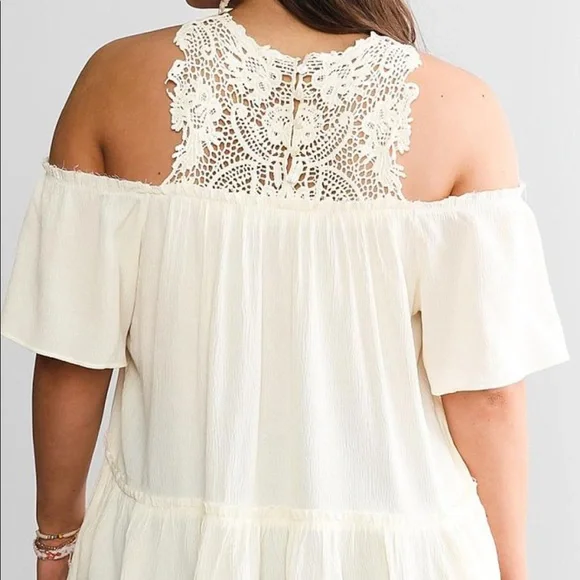 Gimmicks cream off the shoulder top - Picture 3 of 5